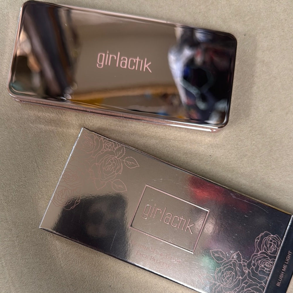 Girlactik Blush Me & Go Makeup Palette. NIB.